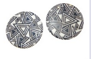 Prívesok perleť potlačený motívom 30 mm čierno biele trojuholníky 2 ks v balení