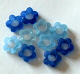 Plastová korálka v tvare kvietku - modrá (10 ks)