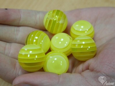 Plastová korálka pruhovaná 6 mm - žltá (5 ks)